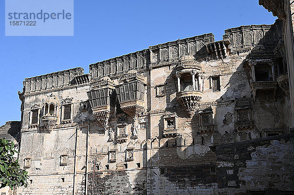 Fassade des wunderschönen Aina Mahal aus dem 18. Jahrhundert  das bei dem Erdbeben von 2001 schwer beschädigt wurde  Bhuj  Gujarat  Indien  Asien