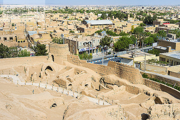 Die Stadtmauern von Narin Qaleh (Narin Ghaleh) und die Stadt von der Lehmziegelfestung Meybod aus gesehen  Meybod  Provinz Yazd  Iran  Naher Osten