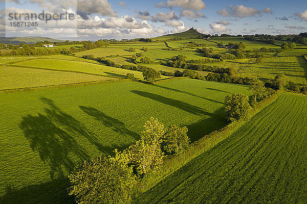 Luftaufnahme einer Drohne von einer wunderschönen hügeligen Landschaft in der Nähe von Brentor  Devon  England  Vereinigtes Königreich  Europa