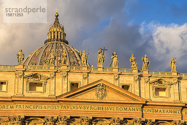 Sonnenaufgang über der Kuppel und den religiösen Heiligenstatuen des Petersdoms (Basilica di San Pietro)  Vatikanstadt  UNESCO-Weltkulturerbe  Rom  Latium  Italien  Europa