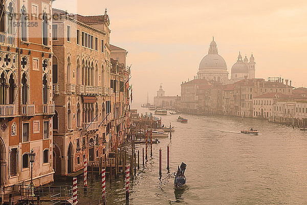 Schöner Canal Grande  Winternebel  goldenes Morgenlicht  Santa Maria della Salute  Venedig  UNESCO-Weltkulturerbe  Venetien  Italien  Europa