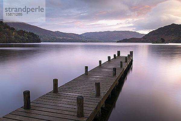 Holzsteg am Ufer des Ullswater bei Sonnenaufgang  Lake District National Park  UNESCO-Welterbe  Cumbria  England  Vereinigtes Königreich  Europa