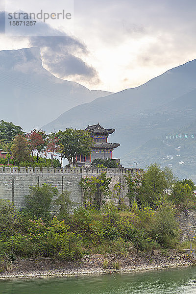 Pagode am Ufer des Jangtse-Flusses  in der Nähe von Chongqing  Volksrepublik China  Asien