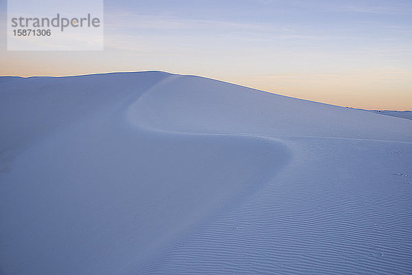 Die Kurve einer Sanddüne bei Sonnenuntergang im White Sands National Park  New Mexico  Vereinigte Staaten von Amerika  Nordamerika