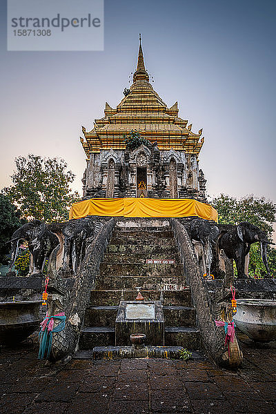 Chedi Chiang Lom in der buddhistischen Tempelanlage Wat Chiang Man in der Abenddämmerung  Chiang Mai  Thailand  Südostasien  Asien