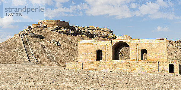 Ruinen von Ritualgebäuden in der Nähe des zoroastrischen Turms des Schweigens Dakhmeh  Yazd  Iran  Naher Osten