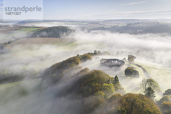 Luftaufnahme einer Drohne vom Herbstnebel  der über Restormel Castle in Cornwall  Vereinigtes Königreich  Europa  wirbelt
