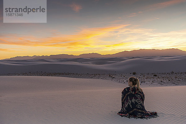 Frau beobachtet den Sonnenuntergang im White Sands National Park  New Mexico  Vereinigte Staaten von Amerika  Nordamerika