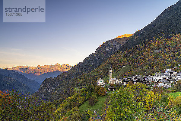 Alpendorf Soglio im Herbst  Val Bregaglia  Kanton Graubünden  Schweiz  Europa