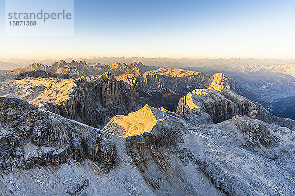 Luftaufnahme des Sonnenuntergangs über der Sellagruppe und der Geislergruppe im Herbst  Gröden  Pustertal  Dolomiten  Südtirol  Italien  Europa