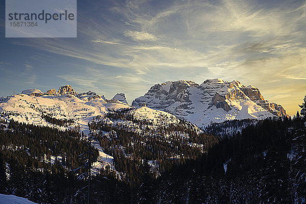Rendena Tal  Brenta Gebirge bei Sonnenuntergang im Winter  Trentino  Dolomiten  Italien  Europa