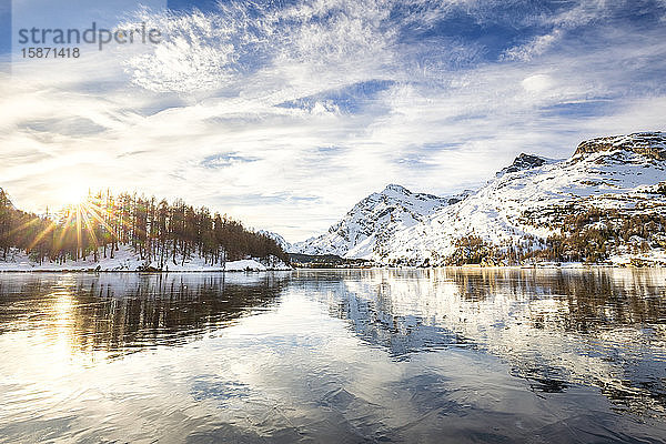 Die Sonne beleuchtet die eisigen Oberflächen des Silser Sees  Engadin  Graubünden  Schweizer Alpen  Schweiz  Europa