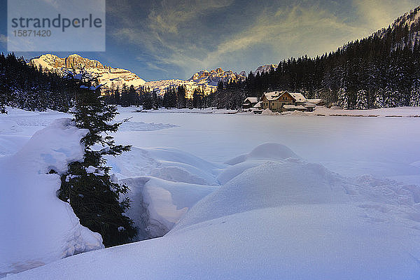 Rendena-Tal  Nambino-See und Brenta-Bergkette bei Sonnenuntergang im Winter  Trentino  Dolomiten  Italien  Europa