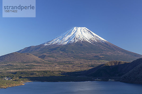 Berg Fuji  UNESCO-Weltkulturerbe  und Motosu-See  Präfektur Yamanashi  Honshu  Japan  Asien