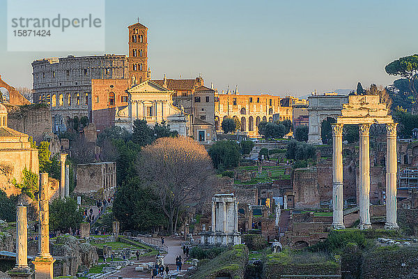 Ruinen des Kaiserforums (Fori Imperiali) und des Kolosseums  UNESCO-Weltkulturerbe  Rom  Latium  Italien  Europa