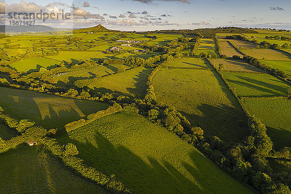 Luftaufnahme einer Drohne der hügeligen Landschaft bei Brentor  Devon  England  Vereinigtes Königreich  Europa