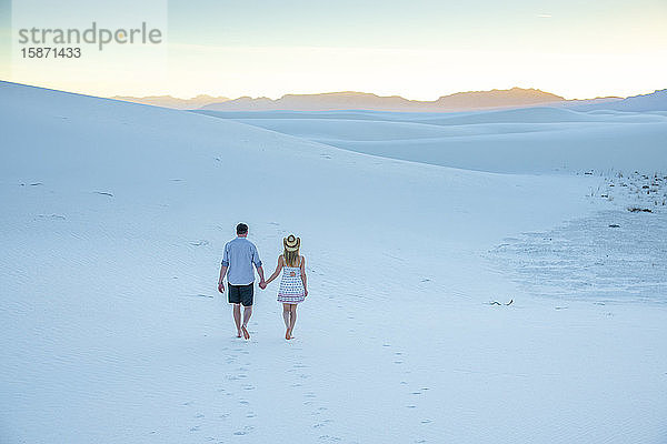 Ein Paar genießt den White Sands National Park bei Sonnenuntergang  New Mexico  Vereinigte Staaten von Amerika  Nordamerika