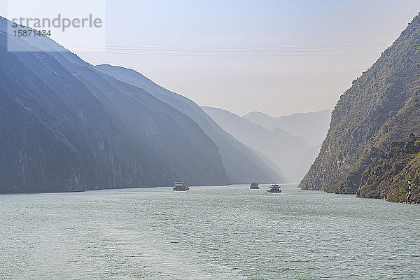 Blick auf die Drei Schluchten auf dem Jangtse von einem Kreuzfahrtschiff aus  Volksrepublik China  Asien