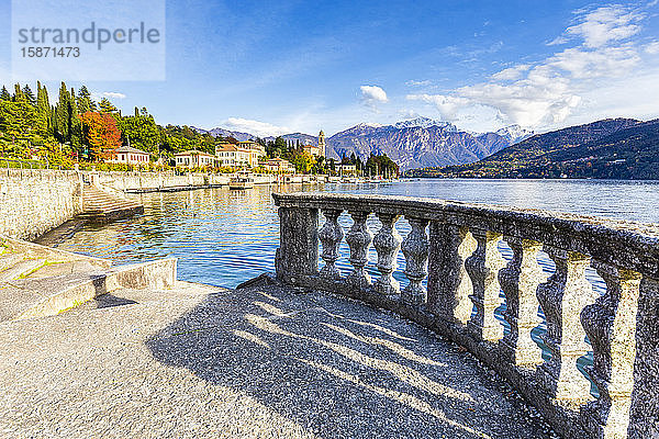 Terrasse am Seeufer mit Blick auf das Dorf Tremezzo  Comer See  Lombardei  Italienische Seen  Italien  Europa