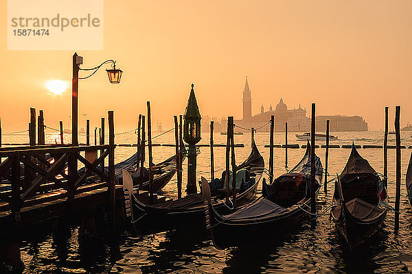 Venezianischer Sonnenaufgang  Winternebel  Gondeln  San Giorgio Maggiore und Lido  Venedig  UNESCO-Weltkulturerbe  Venetien  Italien  Europa
