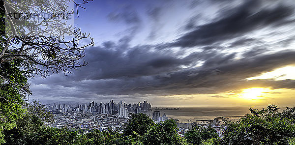 Sonnenaufgang-Langzeitbelichtung von Panama-Stadt vom Reserva Cerro Ancon Park  Panama-Stadt  Panama