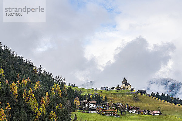 Ciastel de Tor umgeben von Wäldern im Herbst  San Martino in Badia  Gadertal  Dolomiten  Südtirol  Italien  Europa