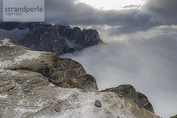 Der Berg Croda dei Toni und das Auronzotal in einem Wolkenmeer  Sextner Dolomiten  Trentino-Südtirol/Veneto  Italien  Europa
