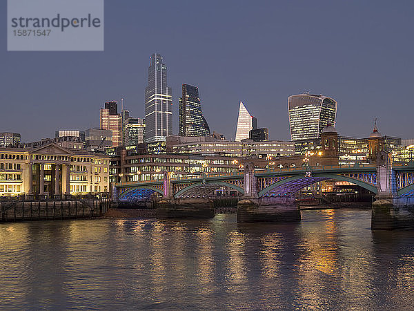 Stadtbild mit komplettem 22 Bishopsgate Tower und Southwark Bridge in der Abenddämmerung  London  England  Vereinigtes Königreich  Europa