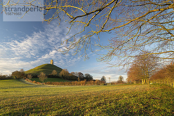 Glastonbury Tor an einem schönen Wintermorgen  Glastonbury  Somerset  England  Vereinigtes Königreich  Europa