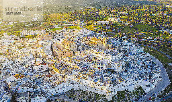 Luftaufnahme einer Drohne von der Altstadt von Ostuni bei Sonnenuntergang  Apulien  Italien  Europa