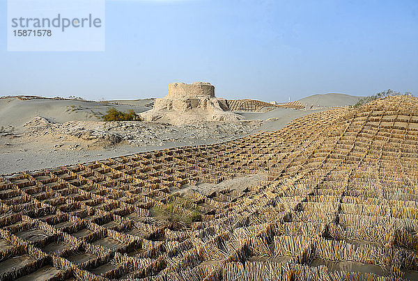 Strohsandbarrieren um die buddhistische Stupa Rawak aus dem 4. Jahrhundert  Hotan  Xinjiang  China  Asien