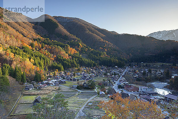 Erhöhte Ansicht von Ogimachi  UNESCO-Weltkulturerbe  Shirakawa-go  Präfektur Toyama  Honshu  Japan  Asien