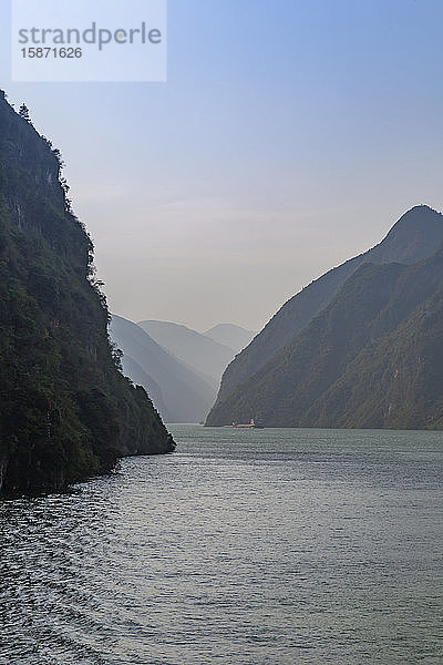 Blick auf die Drei Schluchten auf dem Jangtse von einem Kreuzfahrtschiff aus  Volksrepublik China  Asien