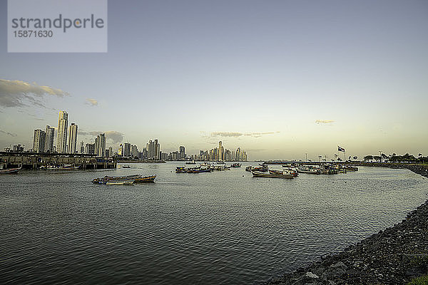 Die Bucht von Panama mit der Skyline von Panama-Stadt  Panama  Mittelamerika