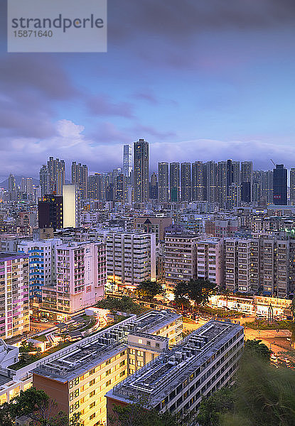 Skyline von Kowloon in der Abenddämmerung  Shek Kip Mei  Hongkong  China  Asien