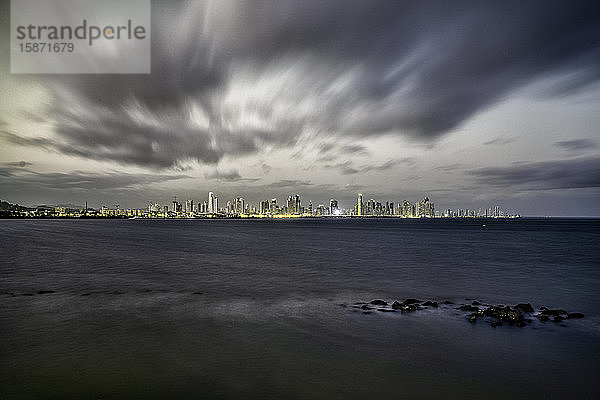 Langzeitbelichtung in der Abenddämmerung mit Blick auf die Bucht von Panama in Panama City  Panama  Mittelamerika