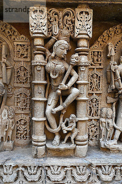 Wunderschöne Wandschnitzereien am Rani ki Vav (Stufenbrunnen der Königin) aus dem 11. Jahrhundert  erbaut für Udayamati aus der Chaulukya-Dynastie  UNESCO-Weltkulturerbe  Patan  Gujarat  Indien  Asien