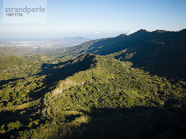 Luftaufnahme einer Drohne von einer Landschaft in der Nähe von Minca  Magdalena Department  Karibik  Kolumbien  Südamerika