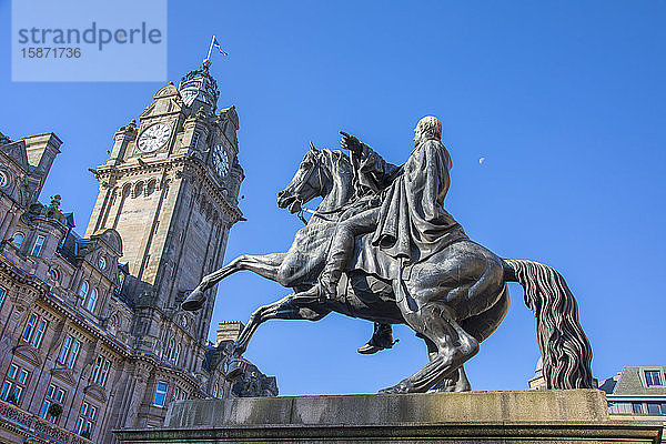 Caledonian Hotel und Statue von Arthur Wellesley (1. Duke of Wellington)  Edinburgh  Schottland  Vereinigtes Königreich  Europa