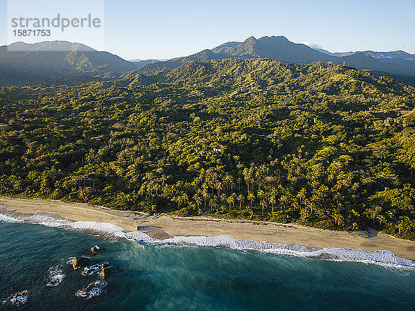 Luftaufnahme einer Drohne von Playa los Angeles  Magdalena Department  Karibik  Kolumbien  Südamerika