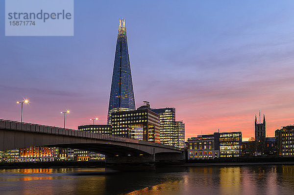 The Shard und London Bridge bei Sonnenuntergang  London  England  Vereinigtes Königreich  Europa