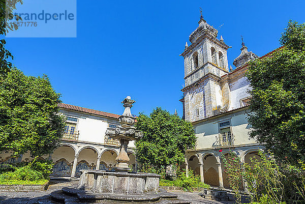 Kloster St. Martin von Tibaes  Friedhofskreuzgang und Brunnen  Braga  Minho  Portugal  Europa