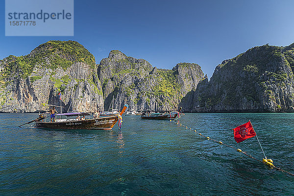 Maya Bay Der Strand mit Longtailbooten und Touristen  Insel Phi Phi Lay  Provinz Krabi  Thailand  Südostasien  Asien