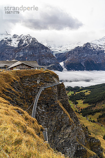 Erhöhter Metallsteg auf einem Bergkamm  bekannt als Cliff Walk by Tissot  First  Grindelwald  Berner Alpen  Kanton Bern  Schweiz  Europa