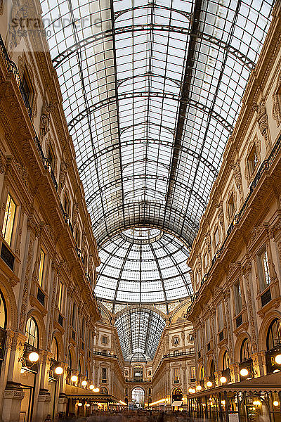 Die Galleria Vittorio Emanuele II  eine verzierte Einkaufspassage auf der Piazza del Duomo  Mailand  Lombardei  Italien  Europa