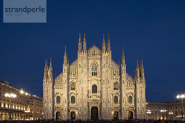 Gotische Türme an der Fassade des Mailänder Doms auf der Piazza del Duomo in der Abenddämmerung  Mailand  Lombardei  Italien  Europa