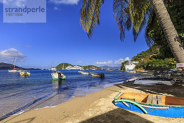 Bunte Anse du Bourg  Stadtstrand und Boote  Terre de Haut  Iles Des Saintes  Les Saintes  Guadeloupe  Inseln unter dem Winde  Westindische Inseln  Karibik  Mittelamerika