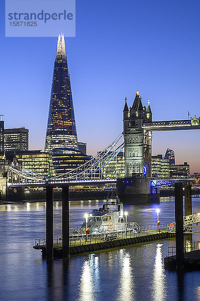 The Shard und Tower Bridge mit Marineschiff auf der Themse  London  England  Vereinigtes Königreich  Europa