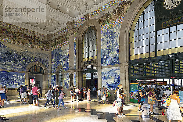 Mit Azulejos geschmückter Bahnhof Sao Bento  Porto  Portugal  Europa