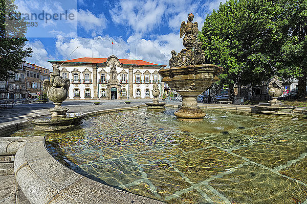 Rathaus von Braga und Brunnen  Braga  Minho  Portugal  Europa